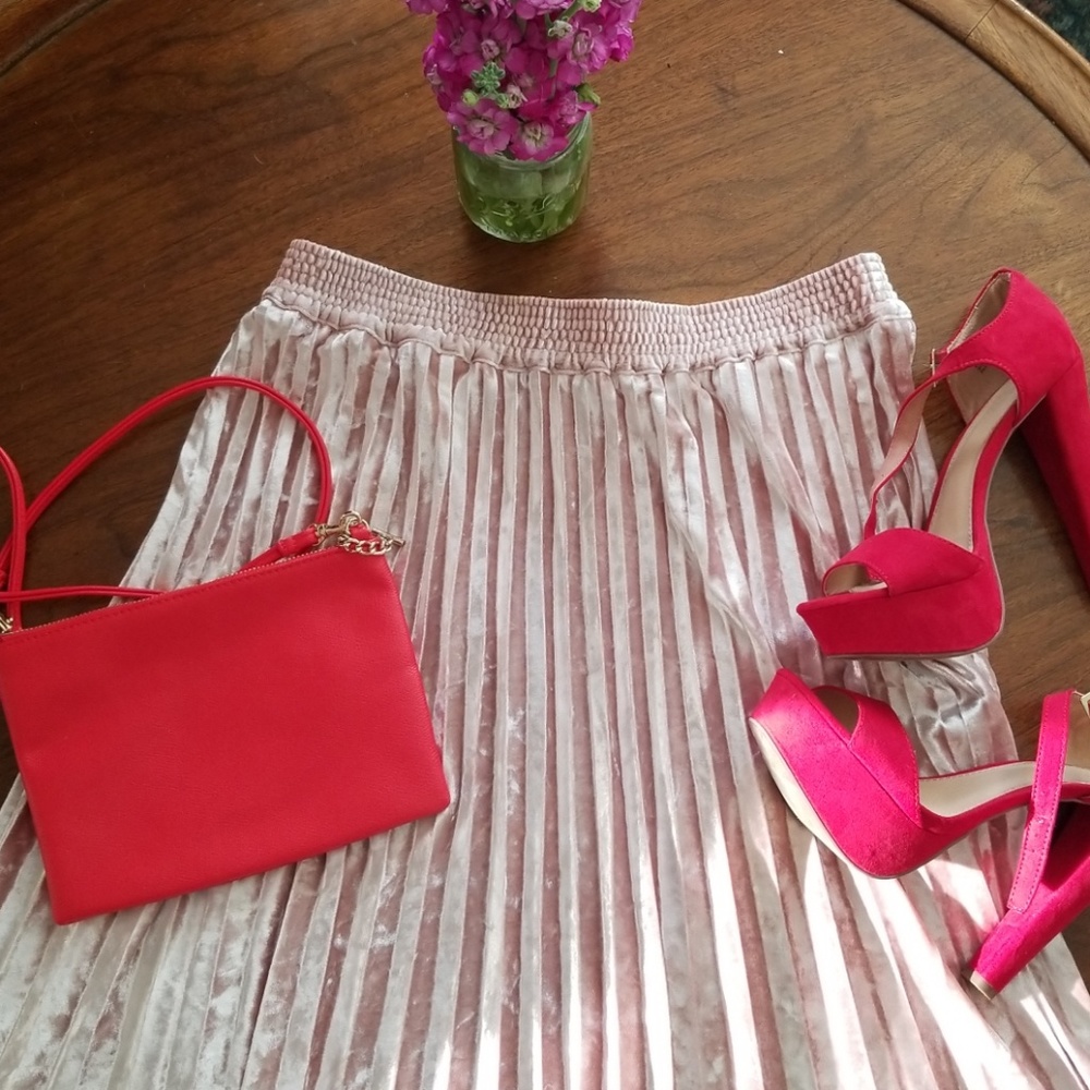 Light pink pleated midi skirt